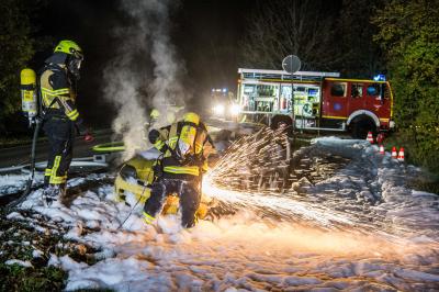 Asperg: Feuerwehren proben den Ernstfall - Verkehrsunfall auf der Landstrasse mit vielen Fahrzeugen, mehreren Toten und Verletzten